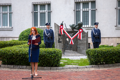 Agnieszka Kaczmarska, szef Kancelarii Sejmu, podczas odsłonięcia pomnika Jana Rodowicza „Anody” na dziedzińcu Ministerstwa Sprawiedliwości w Warszawie – 24 czerwca 2021. Fot. Sławek Kasper (IPN)