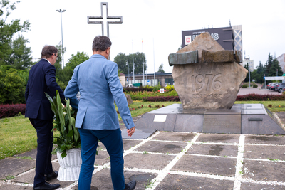 Złożenie kwiatów pod pomnikiem Robotników Czerwca 1976 roku – Warszawa-Ursus, 25 czerwca 2021. Fot. Sławek Kasper (IPN)