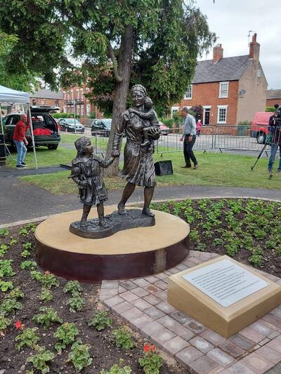 Odsłonięcie pomnika Ireny Sendlerowej w Wielkiej Brytanii – w Newark-on-Trent, 26 czerwca 2021. Fot. Instytut Kultury Polskiej w Londynie