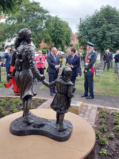 Odsłonięcie pomnika Ireny Sendlerowej w Wielkiej Brytanii – w Newark-on-Trent, 26 czerwca 2021. Fot. Instytut Kultury Polskiej w Londynie