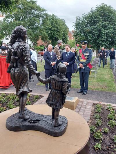 Odsłonięcie pomnika Ireny Sendlerowej w Wielkiej Brytanii – w Newark-on-Trent, 26 czerwca 2021. Fot. Instytut Kultury Polskiej w Londynie
