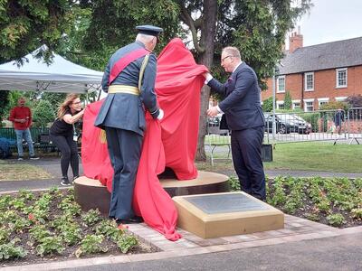 Odsłonięcie pomnika Ireny Sendlerowej w Wielkiej Brytanii – w Newark-on-Trent, 26 czerwca 2021. Fot. Instytut Kultury Polskiej w Londynie