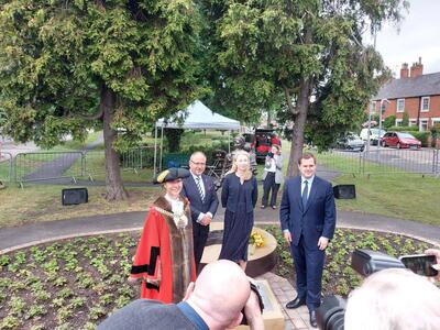 Odsłonięcie pomnika Ireny Sendlerowej w Wielkiej Brytanii – w Newark-on-Trent, 26 czerwca 2021. Fot. Instytut Kultury Polskiej w Londynie