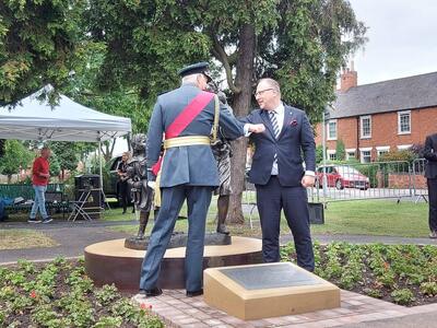 Odsłonięcie pomnika Ireny Sendlerowej w Wielkiej Brytanii – w Newark-on-Trent, 26 czerwca 2021. Fot. Instytut Kultury Polskiej w Londynie