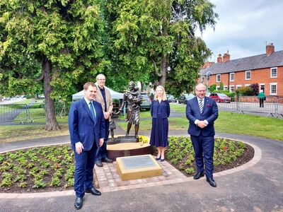 Odsłonięcie pomnika Ireny Sendlerowej w Wielkiej Brytanii – w Newark-on-Trent, 26 czerwca 2021. Fot. Instytut Kultury Polskiej w Londynie