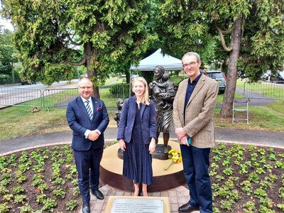 Odsłonięcie pomnika Ireny Sendlerowej w Wielkiej Brytanii – w Newark-on-Trent, 26 czerwca 2021. Fot. Instytut Kultury Polskiej w Londynie
