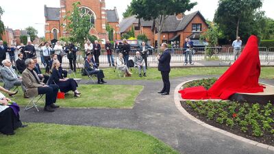 Odsłonięcie pomnika Ireny Sendlerowej w Wielkiej Brytanii – w Newark-on-Trent, 26 czerwca 2021. Fot. Instytut Kultury Polskiej w Londynie