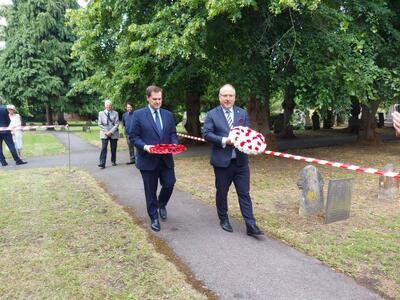 Złożenie kwiatów pod krzyżem na polskim cmentarzu wojennym w Newark-on-Trent, 26 czerwca 2021. Fot. Instytut Kultury Polskiej w Londynie