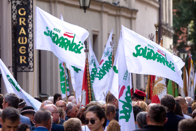 Uczestnicy uroczystości z okazji 40. rocznicy rejestracji NSZZ Rolników Indywidualnych „Solidarność” –  Warszawa, 27 czerwca 2021. Fot. Sławek Kasper (IPN)