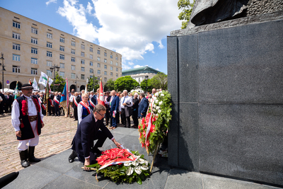 Złożenie kwiatów pod pomnikiem prymasa Stefana Wyszyńskiego na Krakowskim Przedmieściu – 27 czerwca 2021. Fot. Sławek Kasper (IPN)
