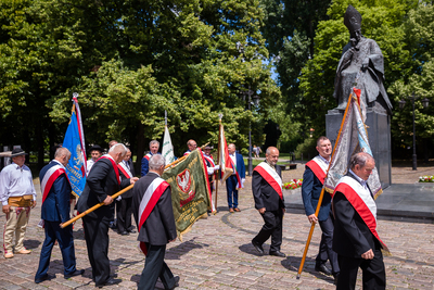 Złożenie kwiatów pod pomnikiem prymasa Stefana Wyszyńskiego na Krakowskim Przedmieściu – 27 czerwca 2021. Fot. Sławek Kasper (IPN)