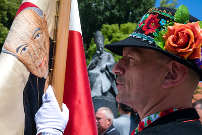 Złożenie kwiatów pod pomnikiem prymasa Stefana Wyszyńskiego na Krakowskim Przedmieściu – 27 czerwca 2021. Fot. Sławek Kasper (IPN)