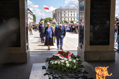 Złożenie wieńców przy Grobie Nieznanego Żołnierza – 27 czerwca 2021. Fot. Sławek Kasper (IPN)