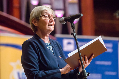 Doradca Prezydenta RP Barbara Fedyszak-Radziejowska odczytała skierowany do uczestników obchodów list prezydenta Andrzeja Dudy – 27 czerwca 2021. Fot. Sławek Kasper (IPN)