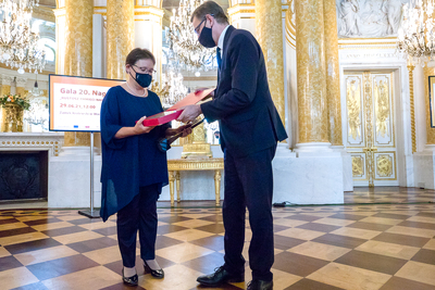 Nagrodę „Kustosz Pamięci Narodowej” dla śp. Wojciecha Ziembińskiego z rąk prezesa IPN odebrała Teresa Krynicka, córka legendarnego działacza opozycji antykomunistycznej – Warszawa, 29 czerwca 2021. Fot. Sławek Kasper (IPN)