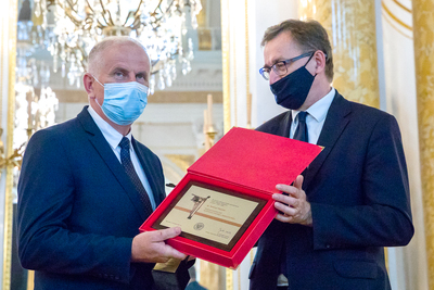 W imieniu śp. Andrzeja Pityńskiego Nagrodę IPN „Kustosz Pamięci Narodowej” odebrał burmistrz jego rodzinnego Ulanowa Stanisław Garbacz – Warszawa, 29 czerwca 2021. Fot. Sławek Kasper (IPN)