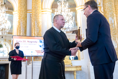 Nagrodę „Kustosz Pamięci Narodowej” w imieniu oo. redemptorystów posługujących w Radiu Maryja odebrał o. Grzegorz Woś – Warszawa, 29 czerwca 2021. Fot. Sławek Kasper (IPN)