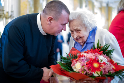 O. Grzegorz Woś i Maria Mirecka-Loryś podczas uroczystości wręczenia Nagrody IPN „Kustosz Pamięci Narodowej” – Warszawa, 29 czerwca 2021. Fot. Sławek Kasper (IPN)