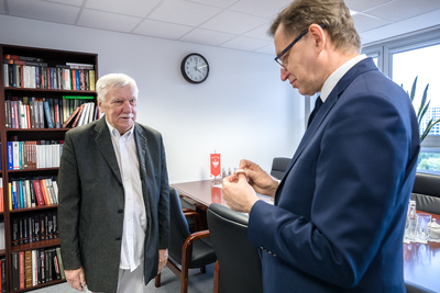 Dr Jarosław Szarek, prezes IPN, wręczył Krzyż Wolności i Solidarności Tadeuszowi Stańskiemu – Warszawa, 8 lipca 2021. Fot. Sławek Kasper (IPN)