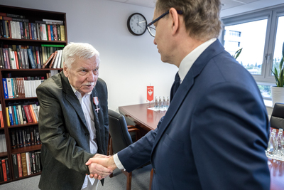 Dr Jarosław Szarek, prezes IPN, wręczył Krzyż Wolności i Solidarności Tadeuszowi Stańskiemu – Warszawa, 8 lipca 2021. Fot. Sławek Kasper (IPN)