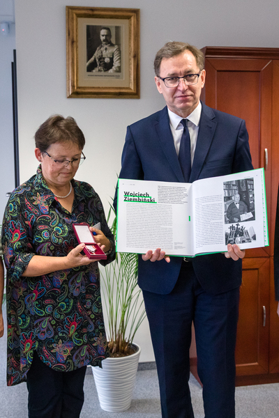 Krzyż Wolności i Solidarności przyznany pośmiertnie Wojciechowi Ziembińskiemu odebrała jego córka Teresa Krynicka – Warszawa, 8 lipca 2021. Fot. Sławek Kasper (IPN)