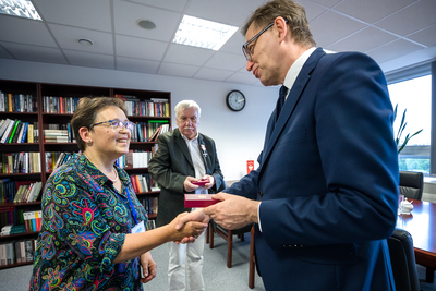 Prezes IPN dr Jarosław Szarek przekazał Krzyże Wolności i Solidarności: Teresie Krynickiej – odznaczenie przyznane Wojciechowi Ziembińskiemu i Tadeuszowi Stańskiemu – Warszawa, 8 lipca 2021. Fot. Sławek Kasper (IPN)