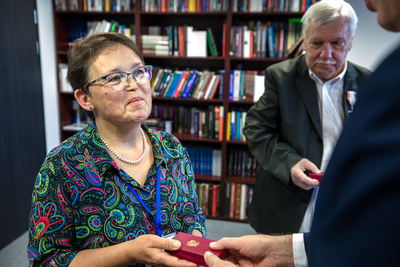 Prezes IPN dr Jarosław Szarek przekazał Krzyże Wolności i Solidarności: Teresie Krynickiej – odznaczenie przyznane Wojciechowi Ziembińskiemu i Tadeuszowi Stańskiemu – Warszawa, 8 lipca 2021. Fot. Sławek Kasper (IPN)