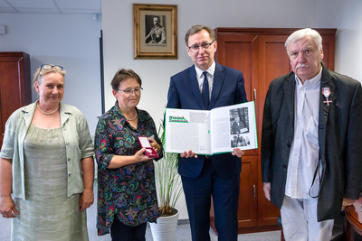 Prezes IPN dr Jarosław Szarek przekazał Krzyże Wolności i Solidarności: Teresie Krynickiej – odznaczenie przyznane Wojciechowi Ziembińskiemu i Tadeuszowi Stańskiemu – Warszawa, 8 lipca 2021. Fot. Sławek Kasper (IPN)