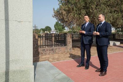 Wiceprezes IPN dr Karol Nawrocki (P) i Ambasador RP w Uzbekistanie Radosław Gruk (L). Fot. Mikołaj Bujak (Muzeum II Wojny Światowej w Gdańsku)