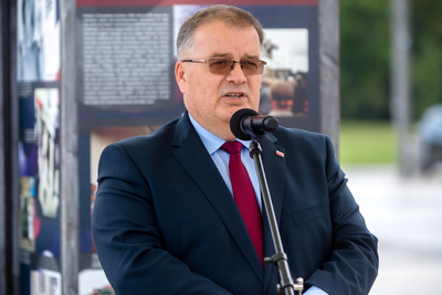 Sekretarz Stanu w Kancelarii Prezydenta RP Andrzej Dera podczas otwarcia wystawy „Poznański Czerwiec 1956. Oblicza buntu i jego pamięć” w Warszawie – 13 lipca 2021. Fot. Sławek Kasper (IPN)