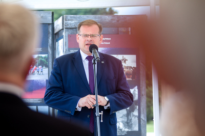 Szef Urzędu ds. Kombatantów Jan Józef Kasprzyk podczas otwarcia wystawy „Poznański Czerwiec 1956. Oblicza buntu i jego pamięć” w Warszawie – 13 lipca 2021. Fot. Sławek Kasper (IPN)