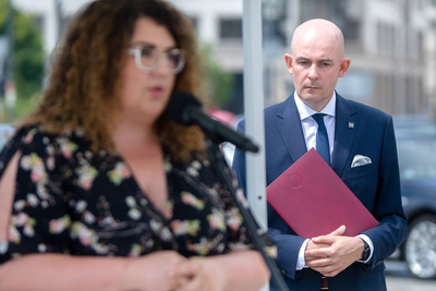 Dyrektor Oddziału IPN w Poznaniu dr hab. Rafał Reczek (P) podczas otwarcia wystawy „Poznański Czerwiec 1956. Oblicza buntu i jego pamięć” w Warszawie – 13 lipca 2021. Fot. Sławek Kasper (IPN)