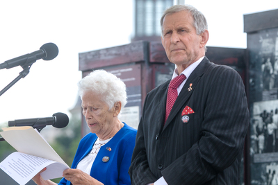 Aleksandra Banasiak i Andrzej Sporny, przewodniczący Związku Powstańców Poznańskiego Czerwca 1956 „Niepokonani” podczas otwarcia wystawy „Poznański Czerwiec 1956. Oblicza buntu i jego pamięć” w Warszawie, 13 lipca 2021. Fot. Sławek Kasper (IPN)