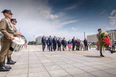 Uczestnicy wernisażu złożyli wieńce przed Grobem Nieznanego Żołnierza – Warszawa, 13 lipca 2021. Fot. Sławek Kasper (IPN)