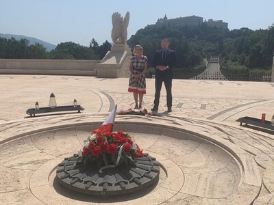 Ambasador RP w Rzymie Anna Maria Anders i prezes IPN dr Karol Nawrocki na Cmentarzu Wojennym pod Monte Cassino – 28 lipca 2021. Fot. Ambasada RP w Rzymie