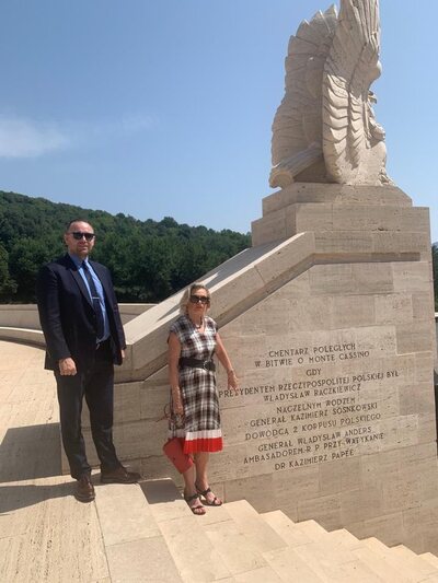Ambasador RP w Rzymie Anna Maria Anders i prezes IPN dr Karol Nawrocki na Cmentarzu Wojennym pod Monte Cassino – 28 lipca 2021. Fot. Ambasada RP w Rzymie