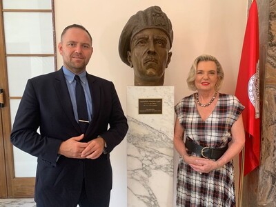 Ambasador RP w Rzymie Anna Maria Anders i prezes IPN dr Karol Nawrocki przy popiersiu gen. Władysława Andersa w Ambasadzie RP w Rzymie – 28 lipca 2021. Fot. Ambasada RP w Rzymie