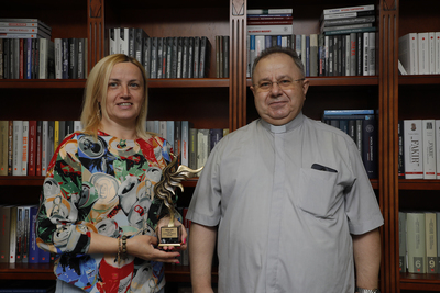 Izabela Matuszewska, dyrektor Wydawnictwa IPN i ks. Roman Szpakowski SDB. Wręczenie nagrody Feniks 2020. Fot. Piotr Życieński (IPN)