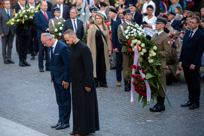 Zastępca prezesa IPN dr hab. Krzysztof Szwagrzyk i ks. Tomasz Trzaska składają wieniec pod pomnikiem Powstania Warszawskiego na pl. Krasińskich – 31 lipca 2021. Fot. Sławek Kasper (IPN)