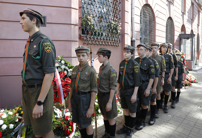 Uroczystość pod tablicą upamiętniającą podpisanie przez płk. Antoniego Chruściela „Montera” rozkazu rozpoczęcia Powstania Warszawskiego – 1 sierpnia 2021. Fot. Piotr Życieński (IPN)