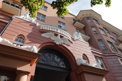 Uroczystość pod tablicą upamiętniającą podpisanie przez płk. Antoniego Chruściela „Montera” rozkazu rozpoczęcia Powstania Warszawskiego – 1 sierpnia 2021. Fot. Piotr Życieński (IPN)