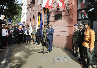 Uroczystość pod tablicą upamiętniającą podpisanie przez płk. Antoniego Chruściela „Montera” rozkazu rozpoczęcia Powstania Warszawskiego – 1 sierpnia 2021. Fot. Piotr Życieński (IPN)