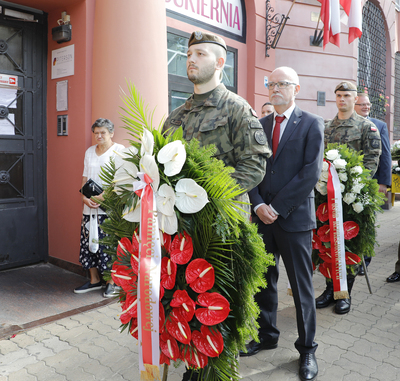 Uroczystość pod tablicą upamiętniającą podpisanie przez płk. Antoniego Chruściela „Montera” rozkazu rozpoczęcia Powstania Warszawskiego – 1 sierpnia 2021. Fot. Piotr Życieński (IPN)