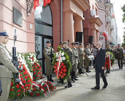 Uroczystość pod tablicą upamiętniającą podpisanie przez płk. Antoniego Chruściela „Montera” rozkazu rozpoczęcia Powstania Warszawskiego – 1 sierpnia 2021. Fot. Piotr Życieński (IPN)