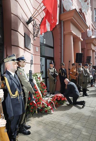Uroczystość pod tablicą upamiętniającą podpisanie przez płk. Antoniego Chruściela „Montera” rozkazu rozpoczęcia Powstania Warszawskiego – 1 sierpnia 2021. Fot. Piotr Życieński (IPN)