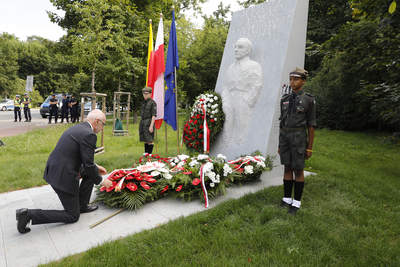 Złożenie kwiatów pod pomnikiem Stanisława Jankowskiego „Agatona” – 1 sierpnia 2021. Fot. Piotr Życieński (IPN)