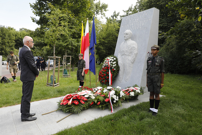 Złożenie kwiatów pod pomnikiem Stanisława Jankowskiego „Agatona” – 1 sierpnia 2021. Fot. Piotr Życieński (IPN)