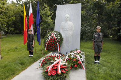 Złożenie kwiatów pod pomnikiem Stanisława Jankowskiego „Agatona” – 1 sierpnia 2021. Fot. Piotr Życieński (IPN)