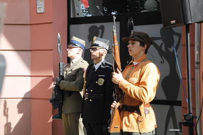 Uroczystość pod tablicą upamiętniającą podpisanie przez płk. Antoniego Chruściela „Montera” rozkazu rozpoczęcia Powstania Warszawskiego – 1 sierpnia 2021. Fot. Piotr Życieński (IPN)