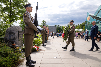 Uroczystość „Energetycy w Powstaniu” na skwerze Tadeusza Kahla – 1 sierpnia 2021. Fot Sławek Kasper (IPN)